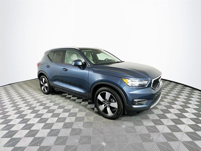 2022 Volvo XC40 Momentum