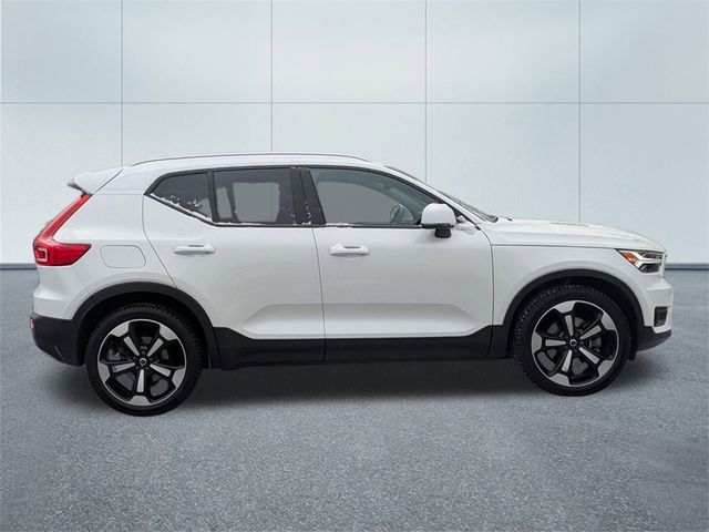 2022 Volvo XC40 Momentum