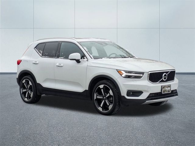 2022 Volvo XC40 Momentum