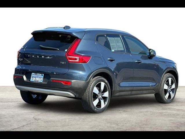 2022 Volvo XC40 Momentum