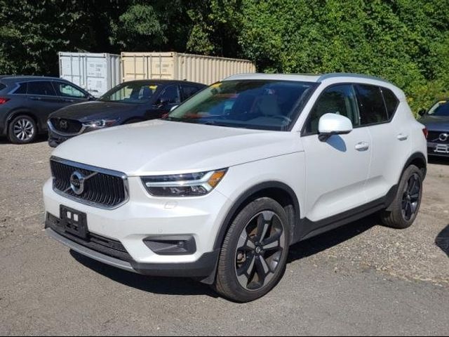 2022 Volvo XC40 Momentum