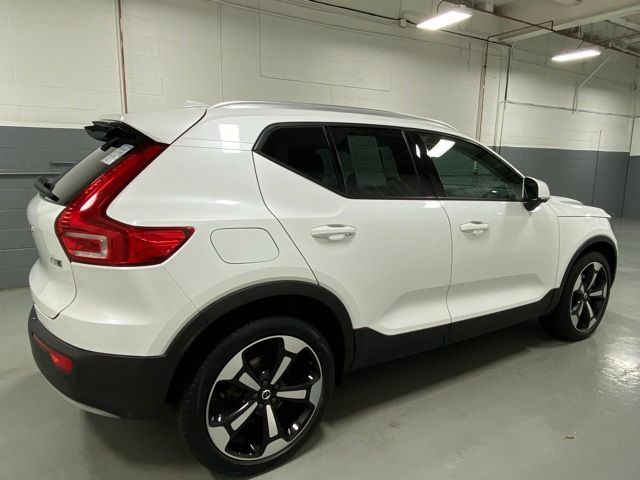 2022 Volvo XC40 Momentum