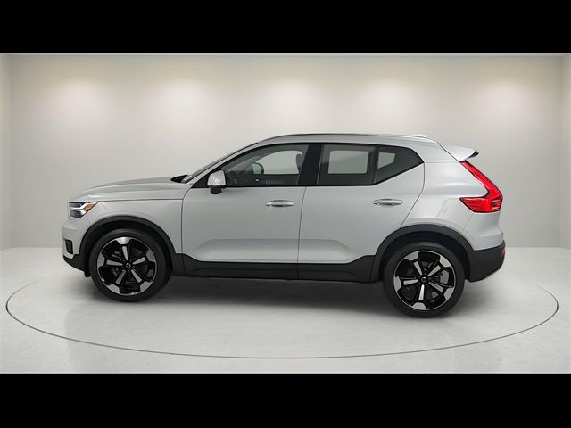 2022 Volvo XC40 Momentum