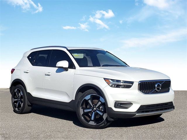 2022 Volvo XC40 Momentum