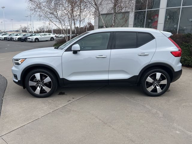 2022 Volvo XC40 Momentum