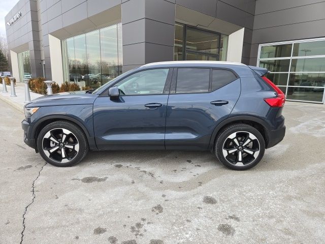 2022 Volvo XC40 Momentum