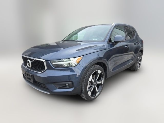 2022 Volvo XC40 Momentum