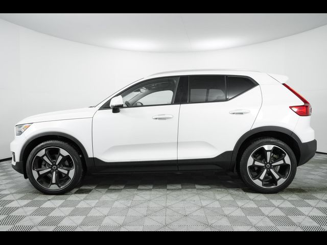 2022 Volvo XC40 Momentum