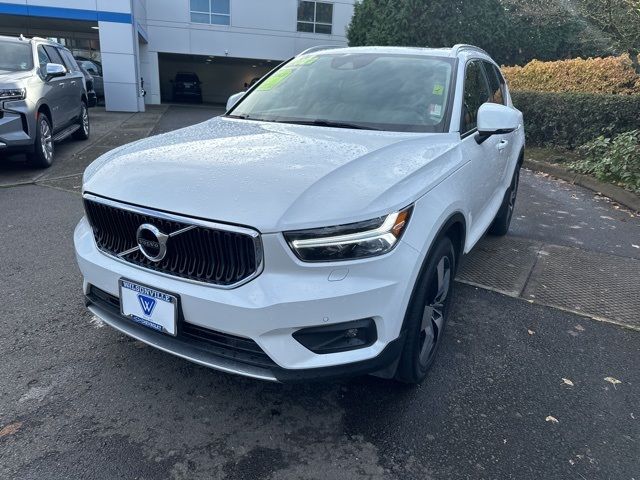 2022 Volvo XC40 Momentum