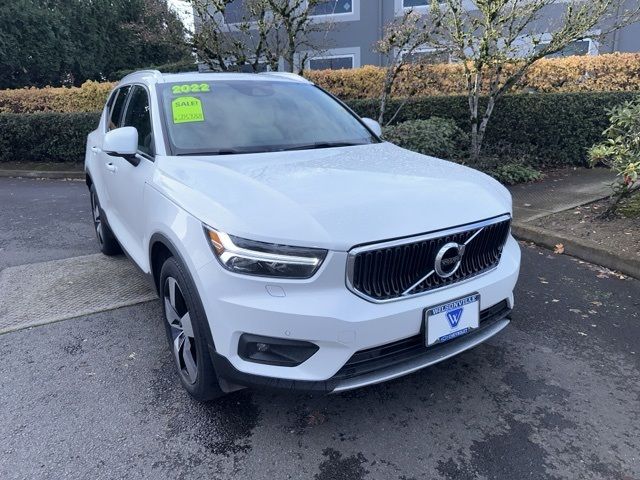 2022 Volvo XC40 Momentum