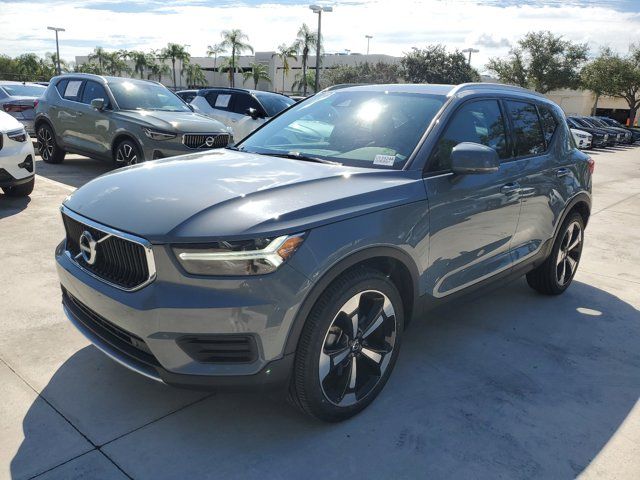 2022 Volvo XC40 Momentum