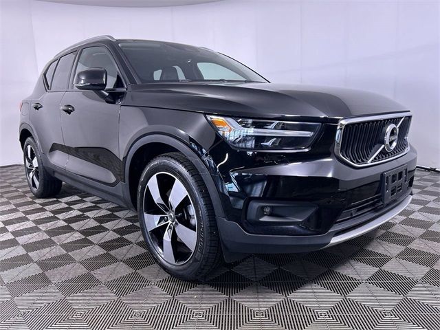 2022 Volvo XC40 Momentum