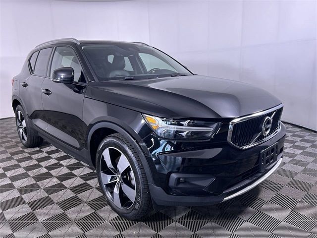 2022 Volvo XC40 Momentum