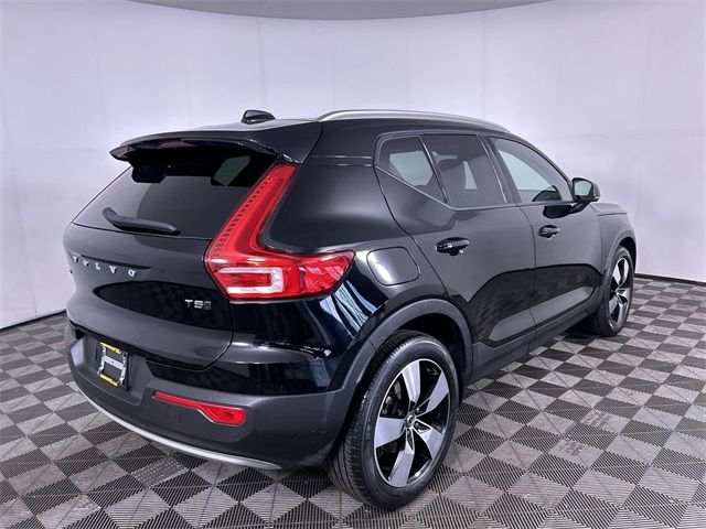 2022 Volvo XC40 Momentum