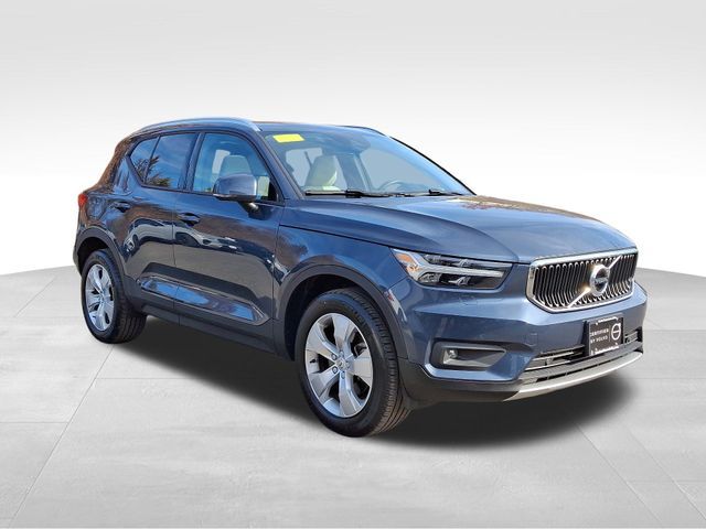 2022 Volvo XC40 Momentum