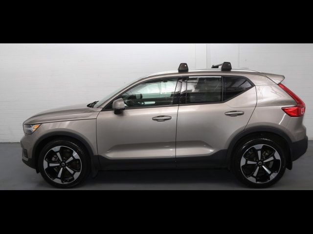 2022 Volvo XC40 Momentum