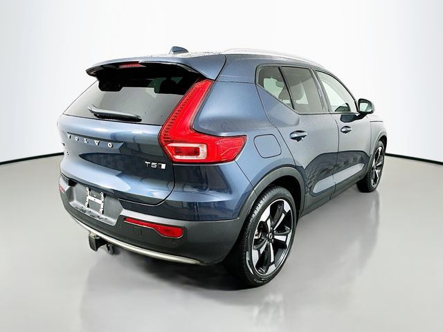 2022 Volvo XC40 Momentum