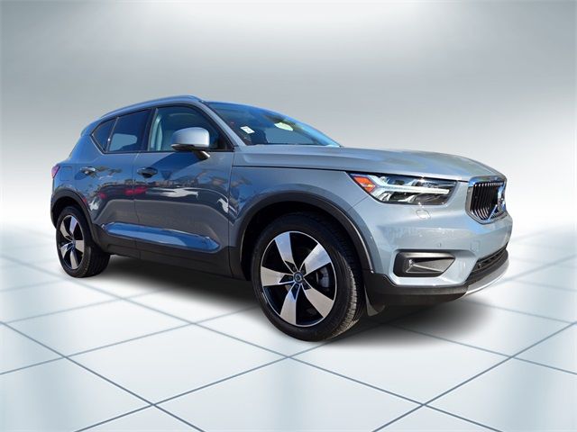 2022 Volvo XC40 Momentum