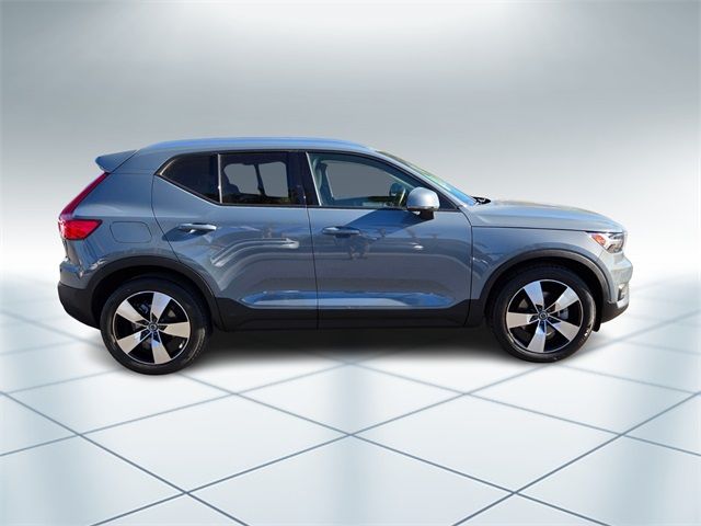 2022 Volvo XC40 Momentum