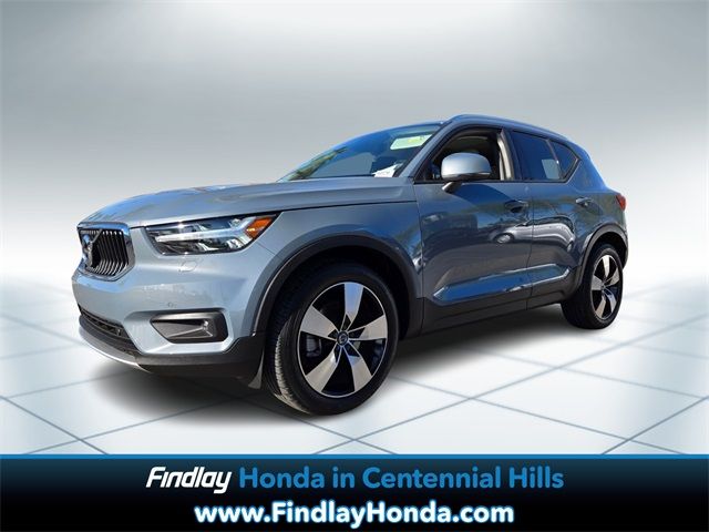 2022 Volvo XC40 Momentum