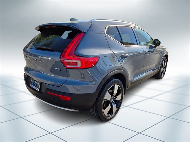 2022 Volvo XC40 Momentum