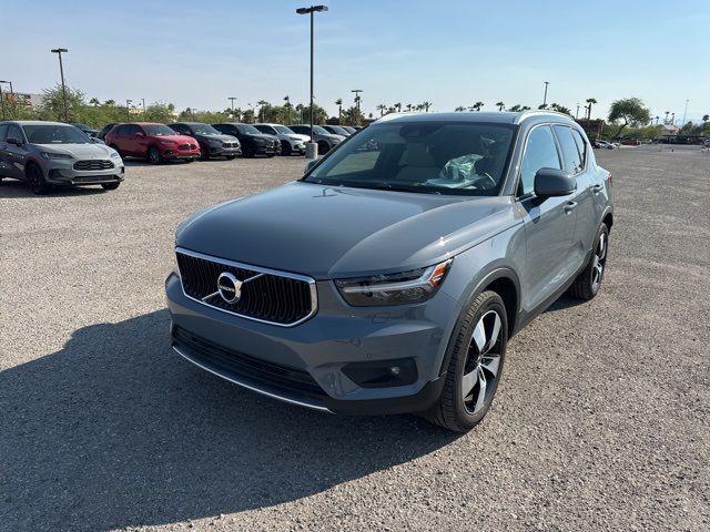 2022 Volvo XC40 Momentum