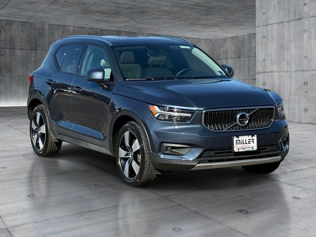 2022 Volvo XC40 Momentum