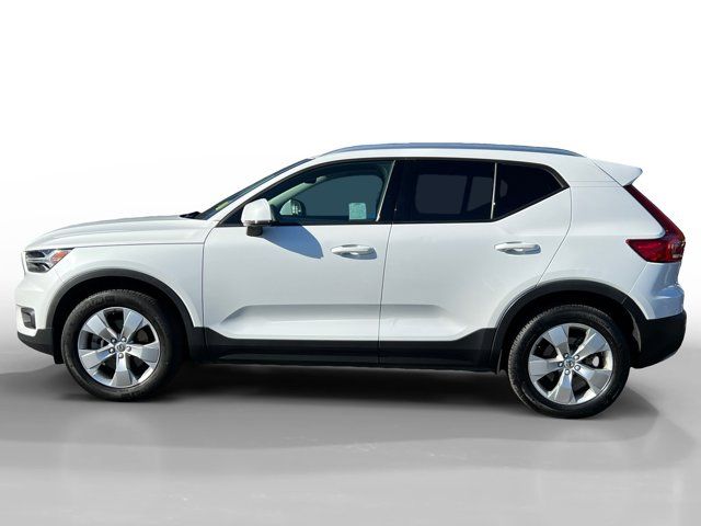 2022 Volvo XC40 Momentum