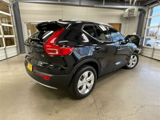 2022 Volvo XC40 Momentum