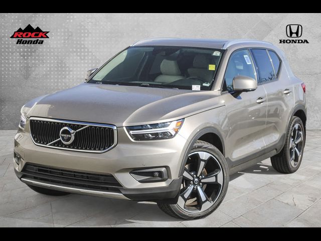 2022 Volvo XC40 Momentum