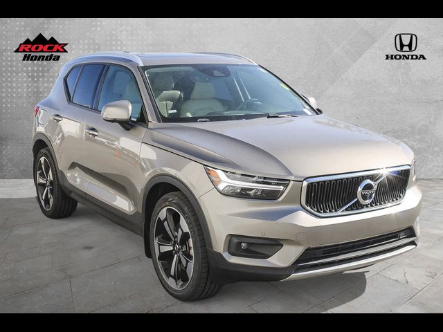 2022 Volvo XC40 Momentum