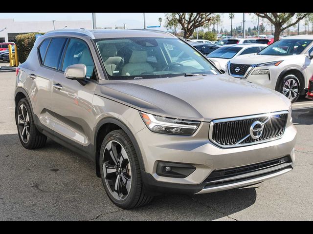 2022 Volvo XC40 Momentum