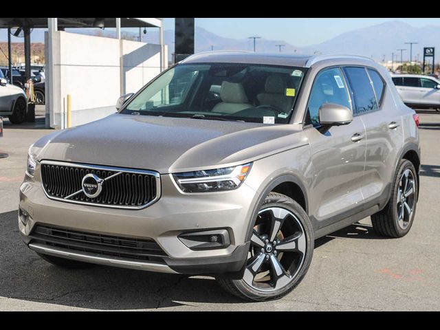 2022 Volvo XC40 Momentum