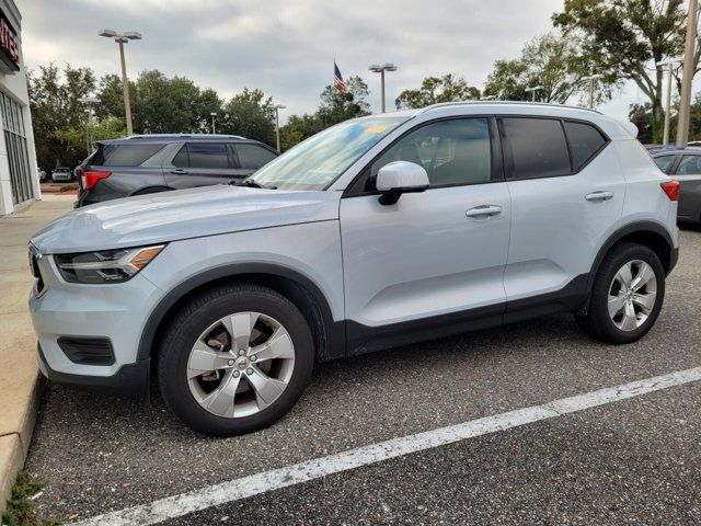 2022 Volvo XC40 Momentum