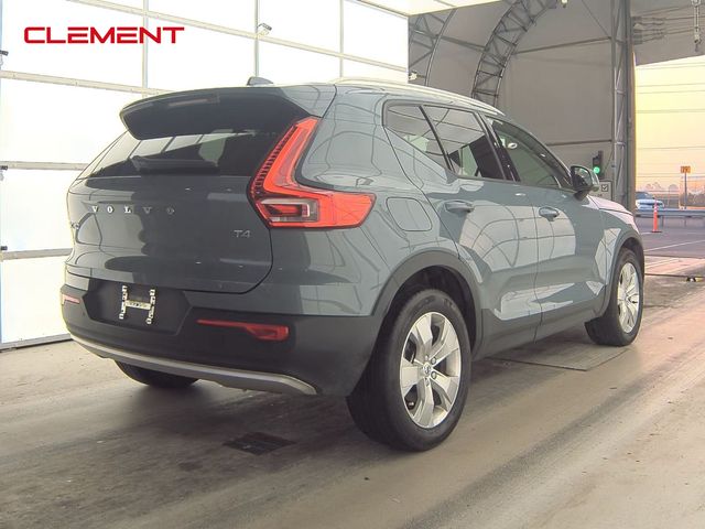 2022 Volvo XC40 Momentum