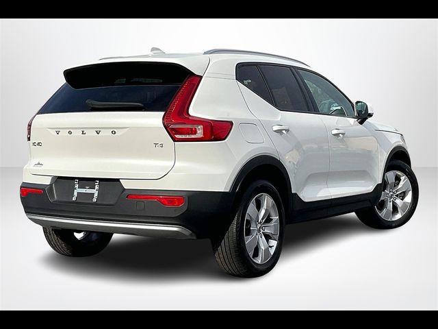 2022 Volvo XC40 Momentum