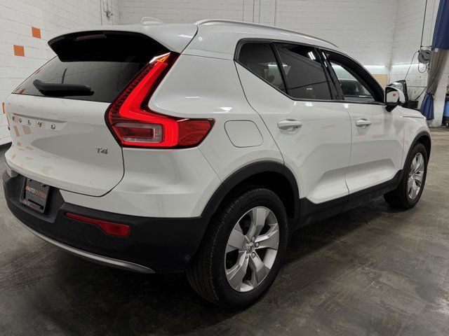 2022 Volvo XC40 Momentum