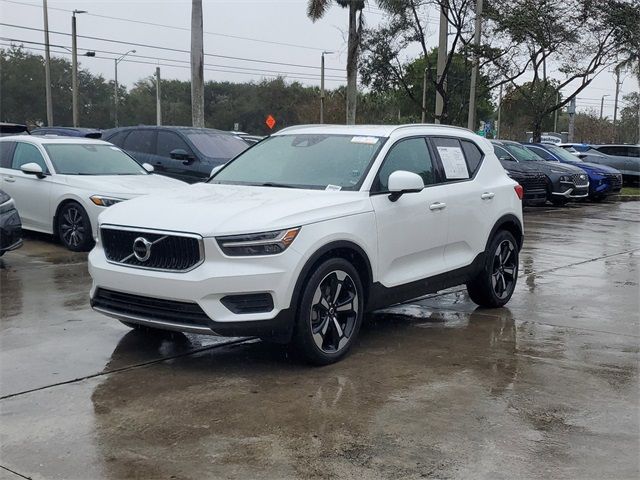 2022 Volvo XC40 Momentum