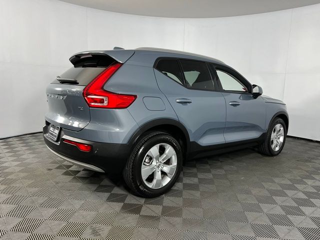 2022 Volvo XC40 Momentum