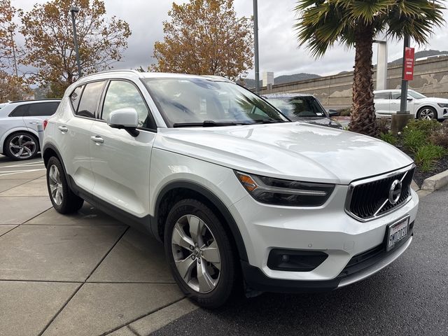 2022 Volvo XC40 Momentum