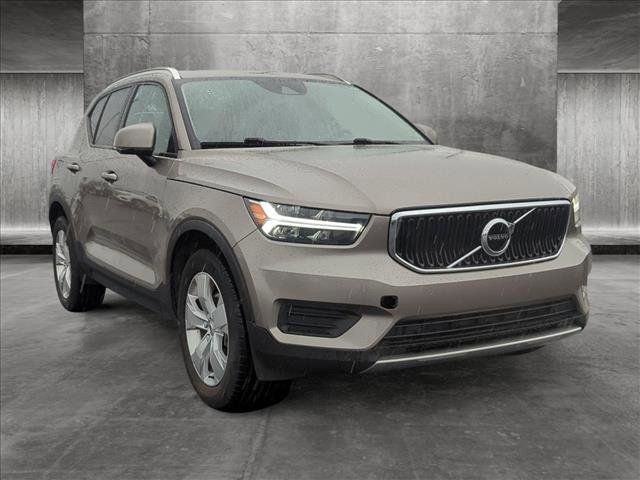 2022 Volvo XC40 Momentum