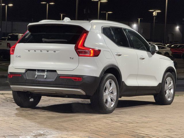 2022 Volvo XC40 Momentum