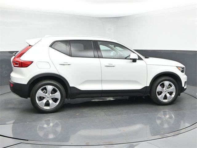 2022 Volvo XC40 Momentum