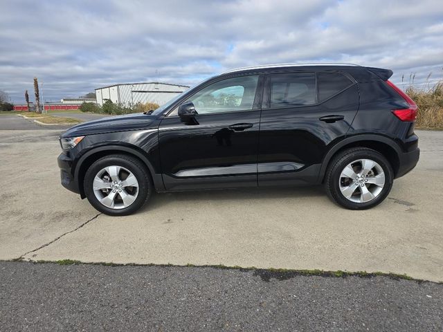 2022 Volvo XC40 Momentum