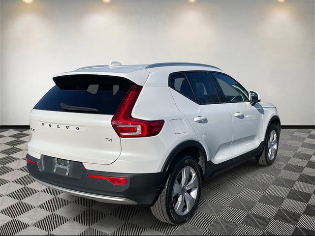 2022 Volvo XC40 Momentum