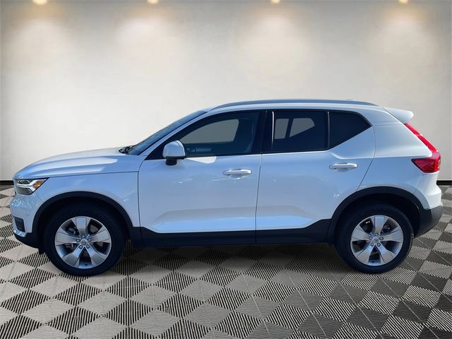 2022 Volvo XC40 Momentum