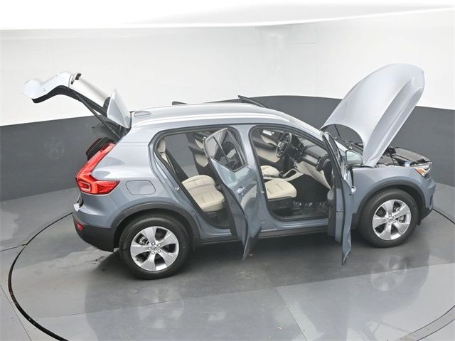 2022 Volvo XC40 Momentum