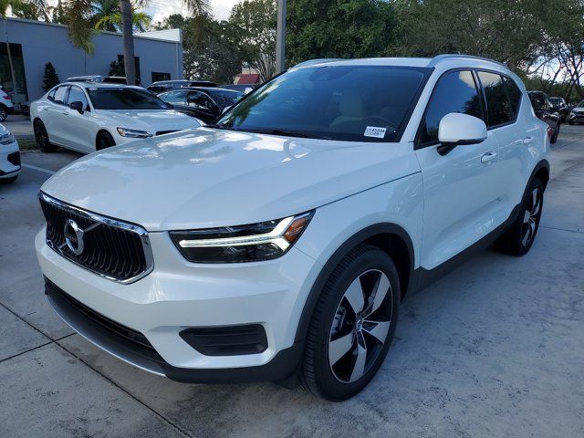 2022 Volvo XC40 Momentum