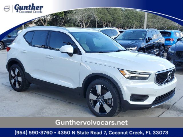 2022 Volvo XC40 Momentum