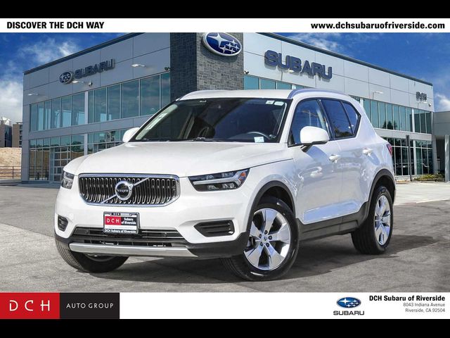 2022 Volvo XC40 Momentum